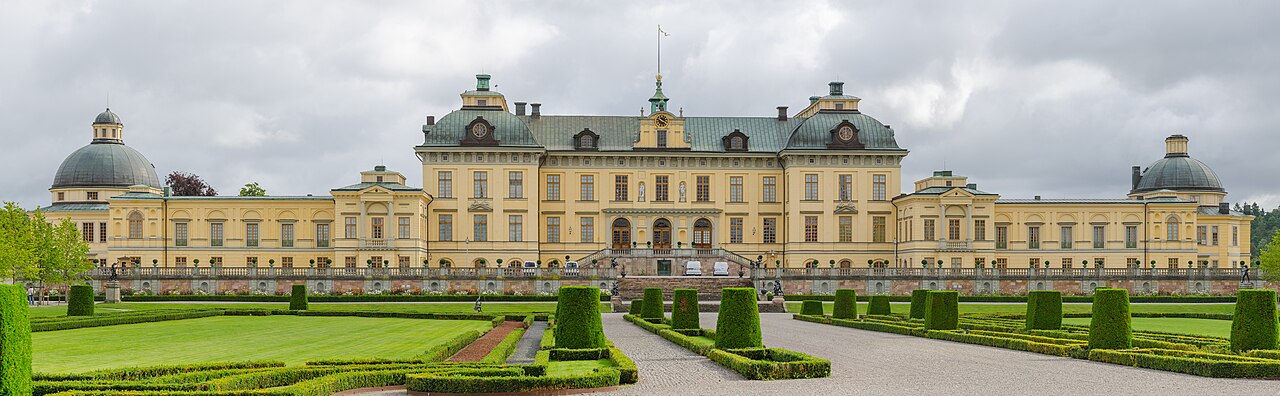Palácio de Drottningholm com fachada amarelo-clara, telhados esverdeados e jardins geométricos com gramados e caminhos de cascalho.