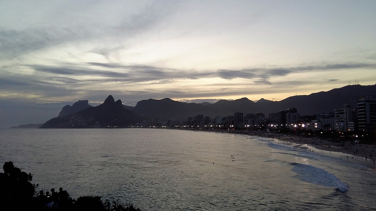 Vista da orla no Arpoador ao fim da tarde.