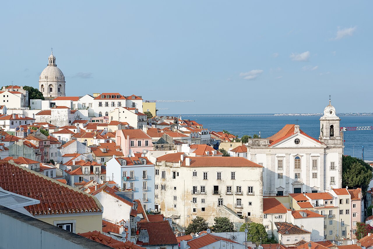Vista dos telhados de Alfama e do Tejo a partir do Miradouro de Santa Luzia.