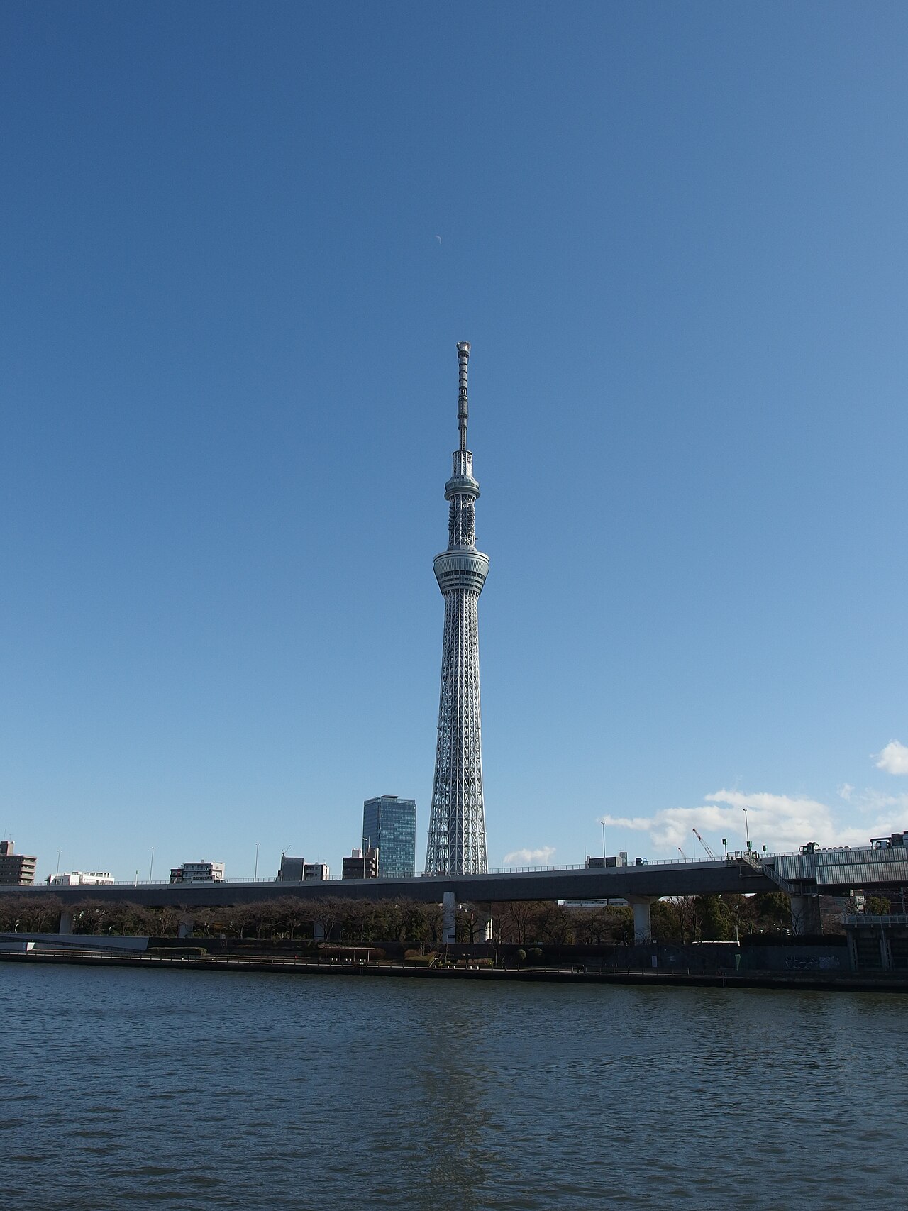 Tokyo Skytree vista junto ao rio Sumida, em Asakusa.