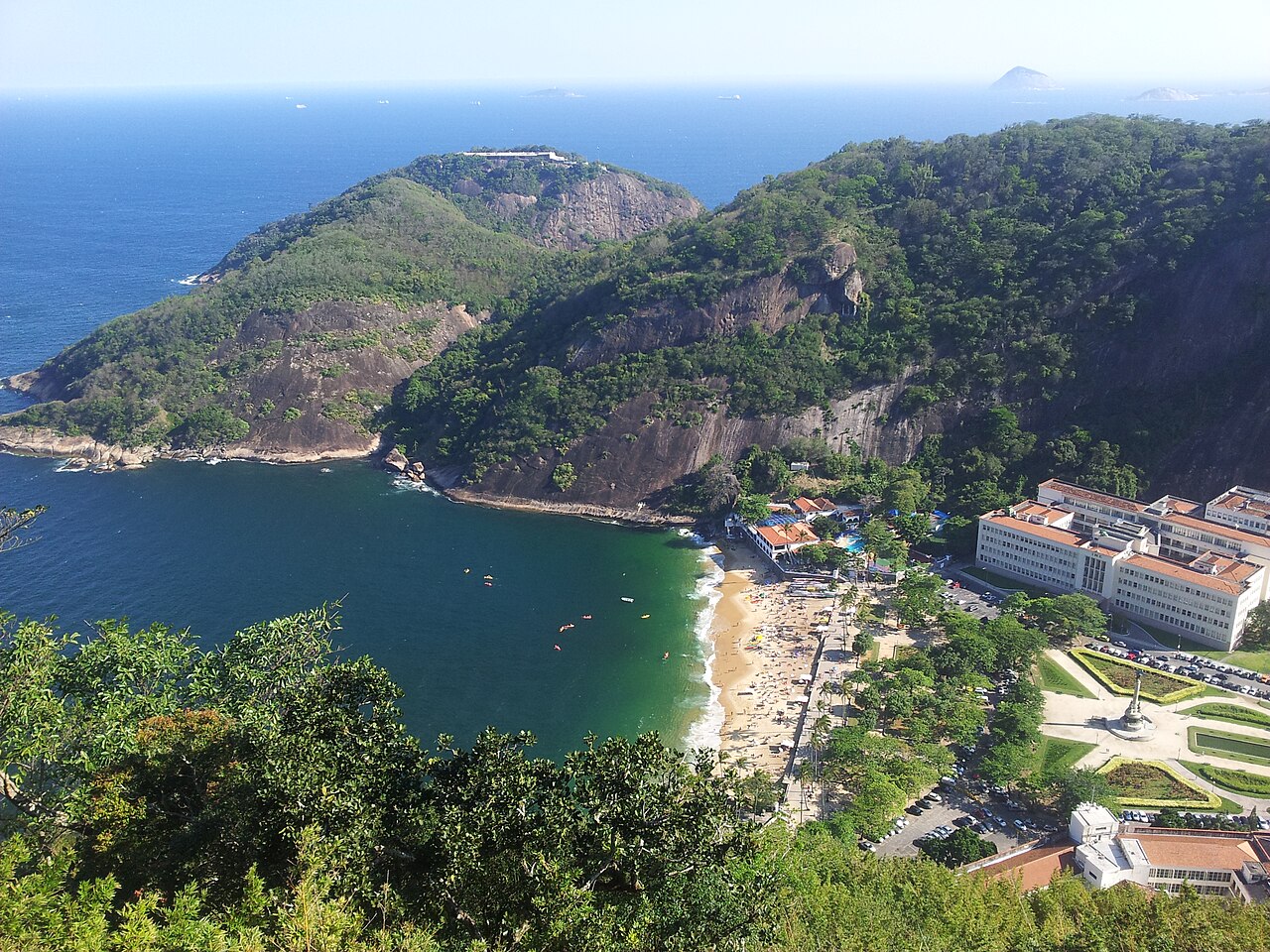 Vista aérea da Praia Vermelha e dos prédios em seu entorno.
