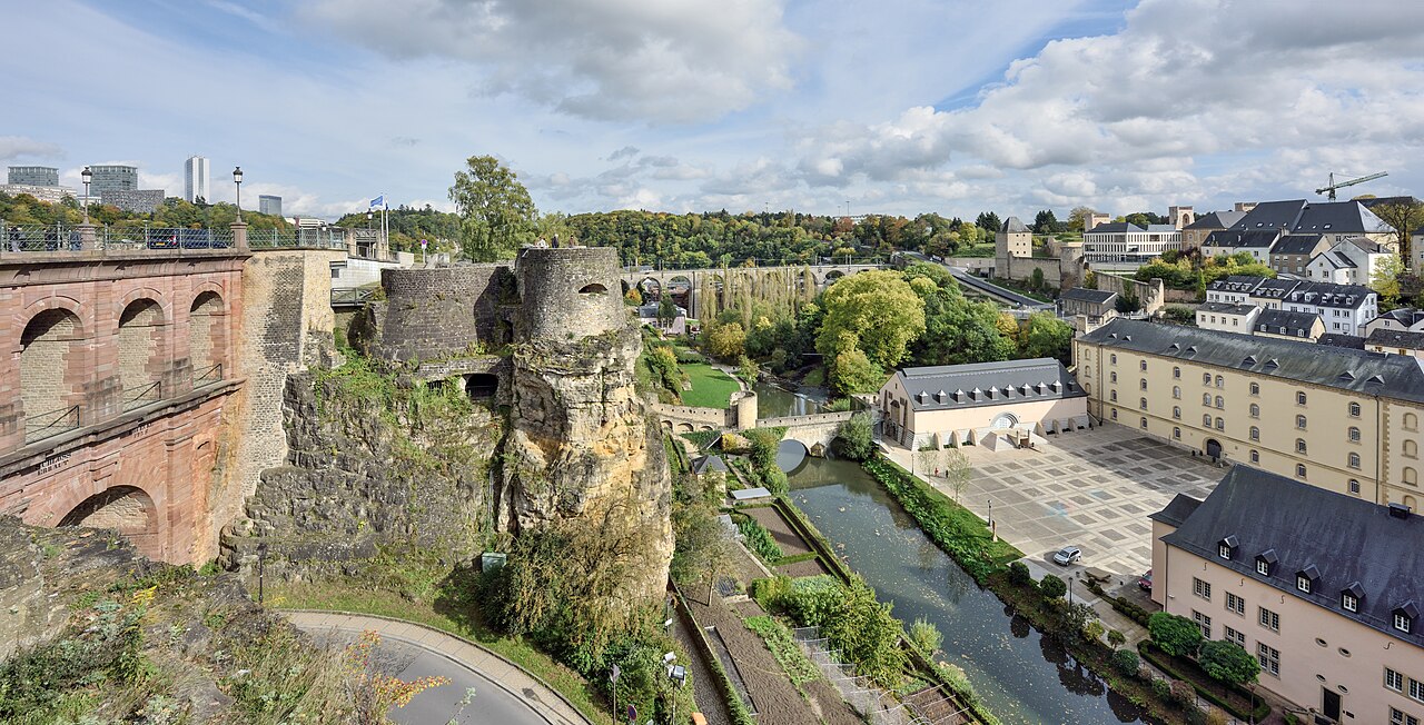 Vista do Grund a partir da Corniche, com o rio Alzette, uma ponte de pedra, fortificações e o conjunto de Neumünster.