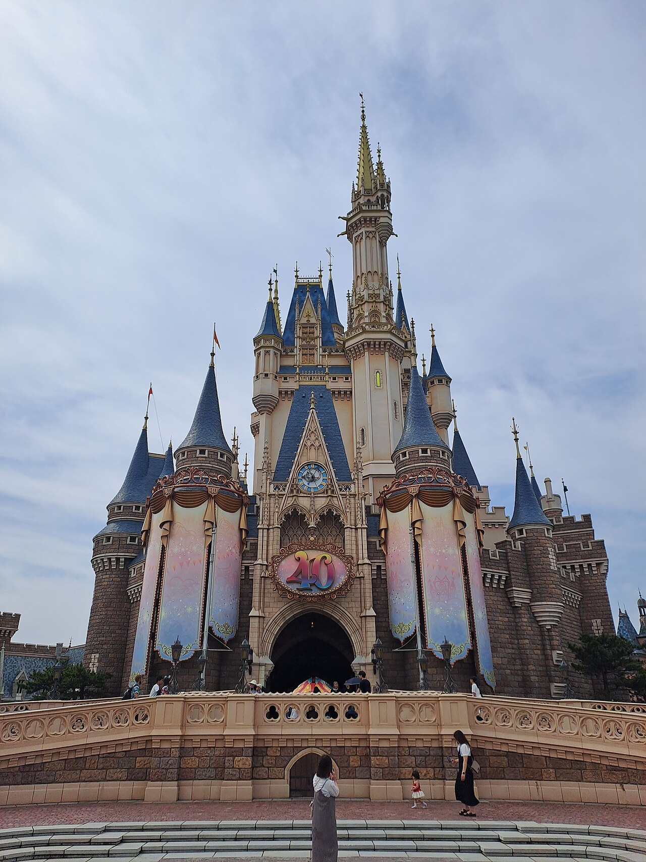 Castelo da Cinderela na Tokyo Disneyland com decoração de 40 anos, fotografado em 2023.