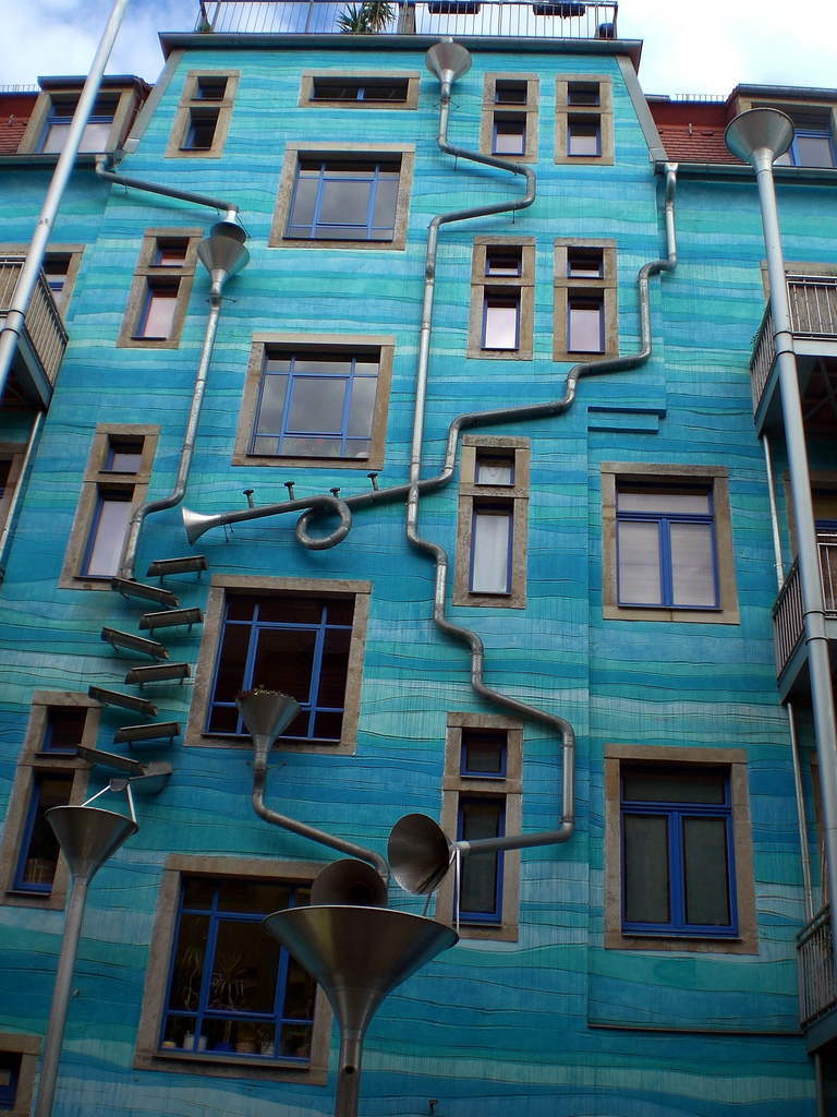 Fachada turquesa com tubos e funis metálicos na Kunsthofpassage, em Dresden.