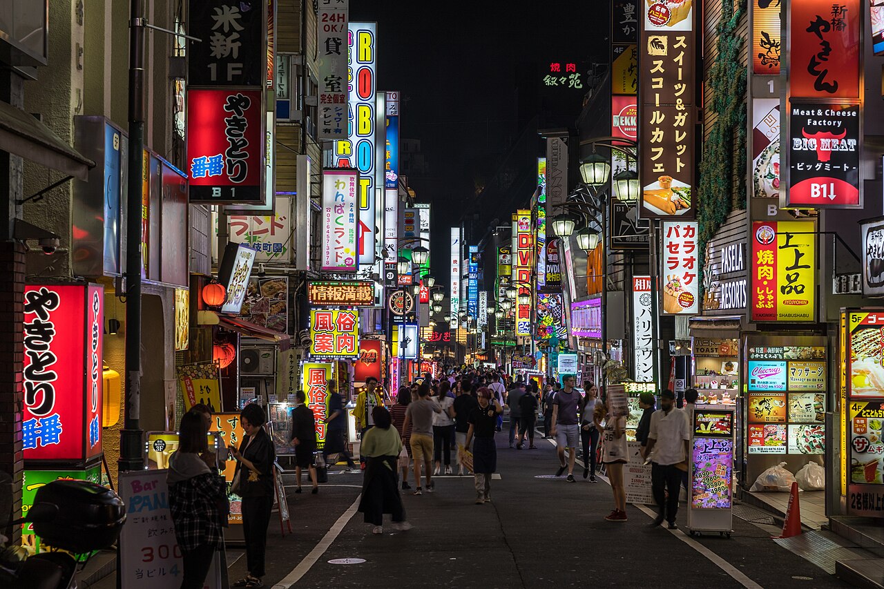 Fachadas e letreiros luminosos em Kabukicho, Shinjuku.