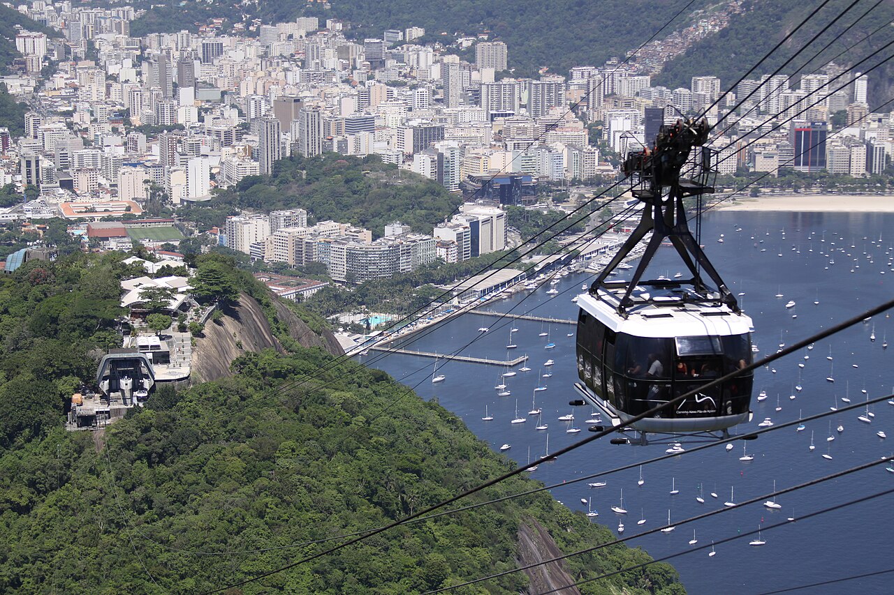Bondinho do Pão de Açúcar sobre a paisagem do Rio.