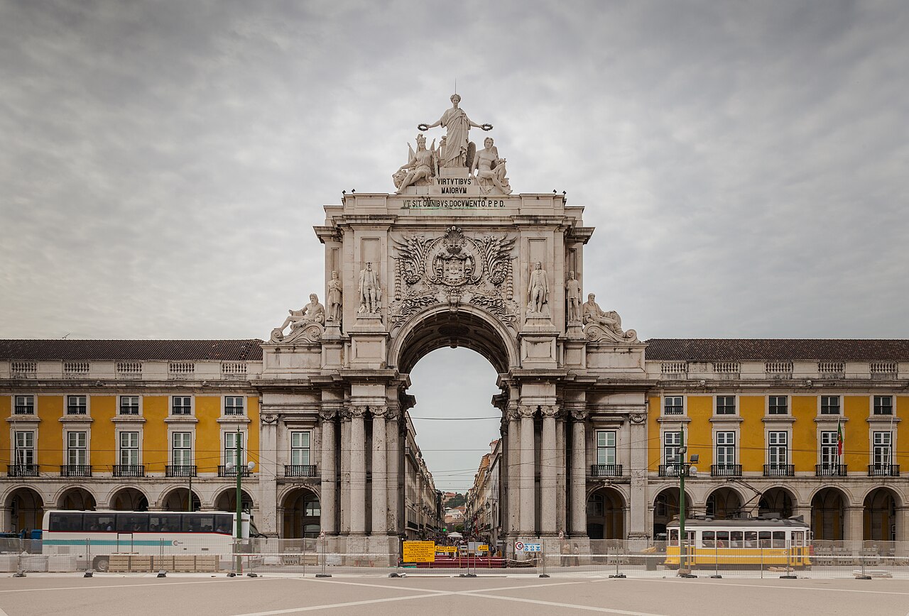 Arco da Rua Augusta visto a partir da Praça do Comércio, em Lisboa.