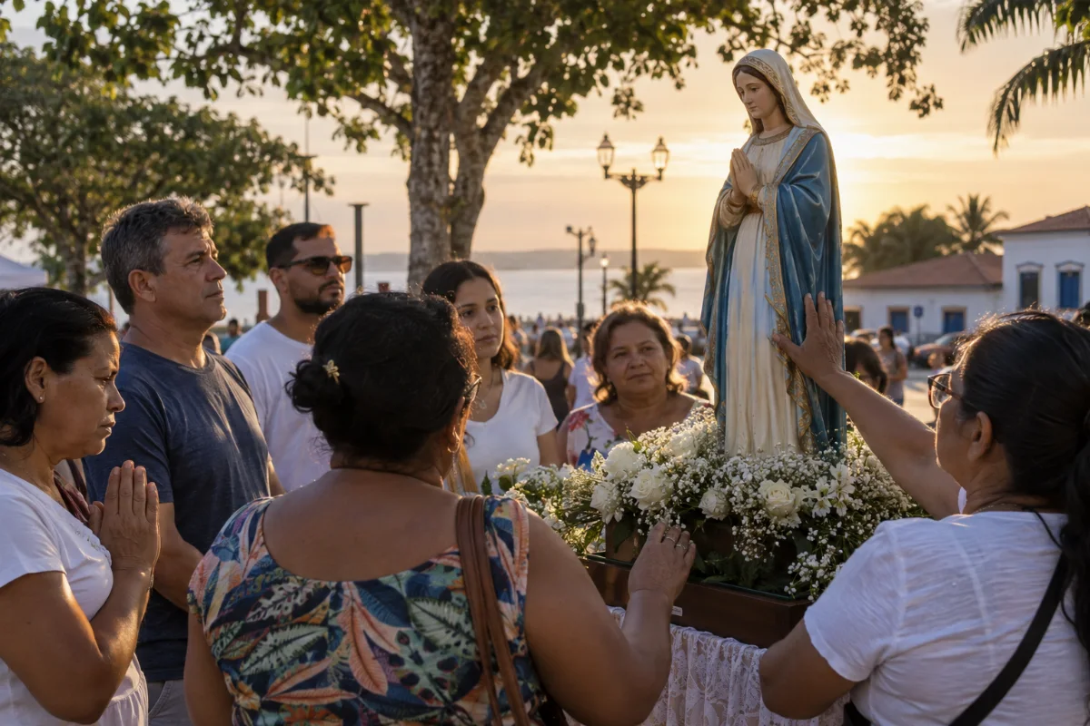Ilustração por IA: Ilustração fotorrealista em formato horizontal 3:2, com pessoas reunidas em devoção diante de uma imagem de Nossa Senhora ornamentada com flores brancas. A luz natural de fim de tarde ilumina uma praça arborizada imaginada, inspirada em Santarém, sem reproduzir um local exato ou uma edição do evento.